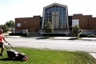 El sacerdote católico de Chicago, Gary Graf, es declarado no culpable de cargos de conducta inapropiada