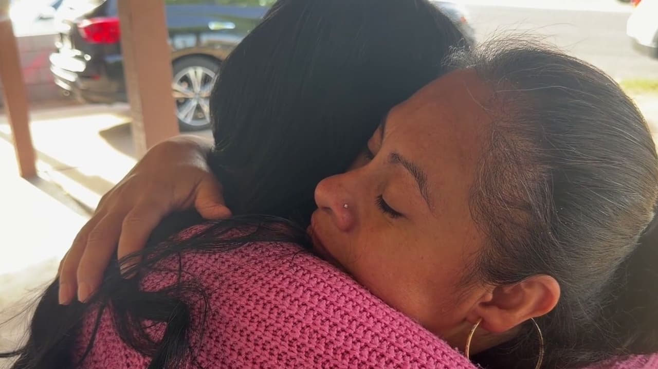 "Si te resistes, te van a golpear": Madre hispana fue liberada tras detención en una redada en Zipps