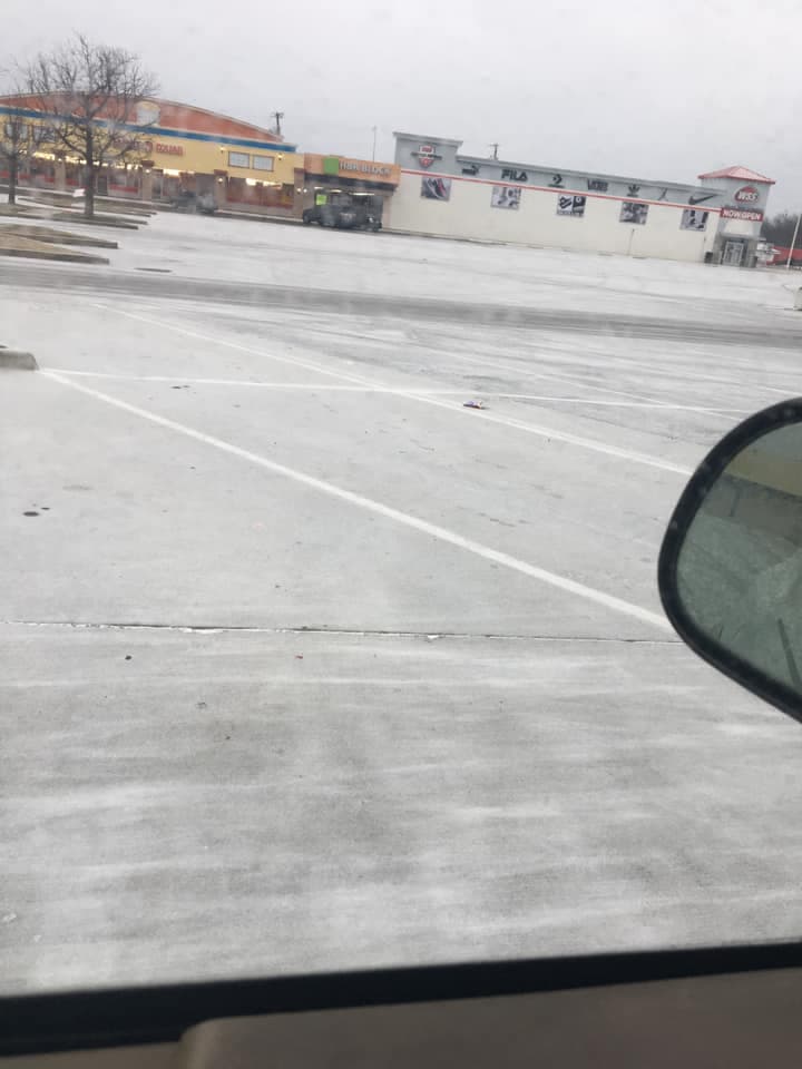 En Pleasant Grove se pueden ver los estacionamientos con hielo en la superficie. Esta foto fue enviada por Verónica Gallegos a nuestra página de Facebook 
<br>