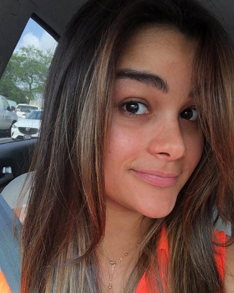 Y no le da miedo mostrarse al natural: "No maquillaje. No filtros. Marcas de lentes de sol en la nariz. Cejas gruesas. Sí, ¡esa soy yo!", escribió en Instagram.