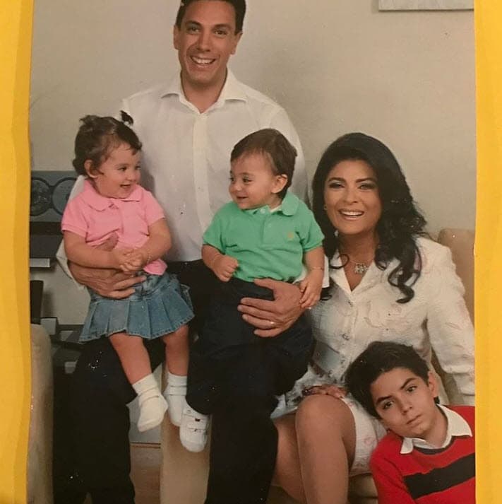 "Me reí bastante", agregó, "no me molesta en lo absoluto, yo 
<b><a href="https://www.univision.com/famosos/esto-es-lo-que-opina-eugenio-derbez-del-padrastro-de-su-hijo-jose-eduardo-de-quien-mas-alejado-estuvo-fotos" target="_blank">llevo una buena relación con Eugenio Derbez</a></b>, compartimos algo muy importante en la vida, compartimos un hijo". 
<br>