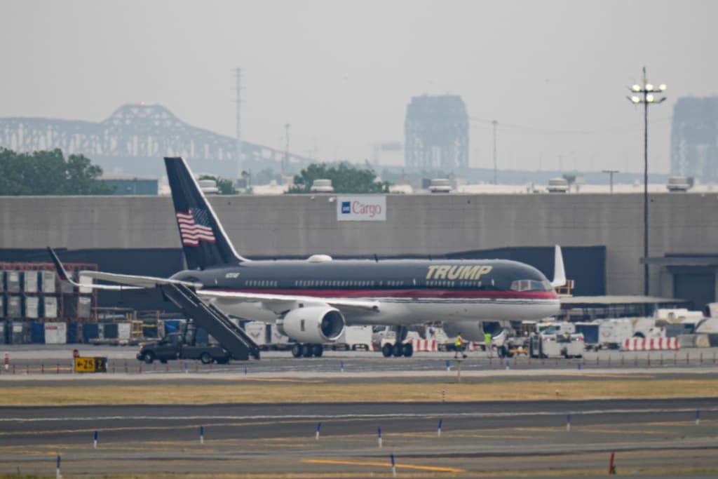 Este es el segundo viaje de Trump que realiza este año para asistir a una comparecencia ante un tribunal relacionada con cargos penales en su contra. 
<a href="https://www.univision.com/noticias/politica/trump-defensa-caso-violacion-nueva-york-jean-carroll">También voló de Florida a Nueva York</a> en abril para comparecer por cargos no relacionados.