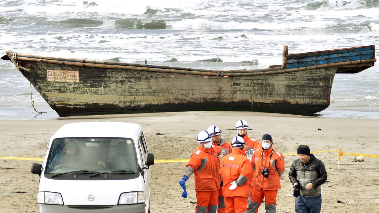 Equipo especial de la Fuerza Aérea rescata a pescadores mexicanos en el Océano Pacífico