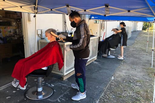 “Es difícil, lo intenté, pero no fue una experiencia profesional para mí mismo”, dijo el estilista Manuel Saucedo, propietario del salón de belleza ‘
<a href="https://www.univision.com/local/los-angeles-kmex/salones-de-belleza-y-barberias-en-los-angeles-intentan-sortear-el-reto-que-supone-atender-solo-en-exteriores-video"><u>Beauty Lounge Risque</u></a>’ en Los Ángeles.