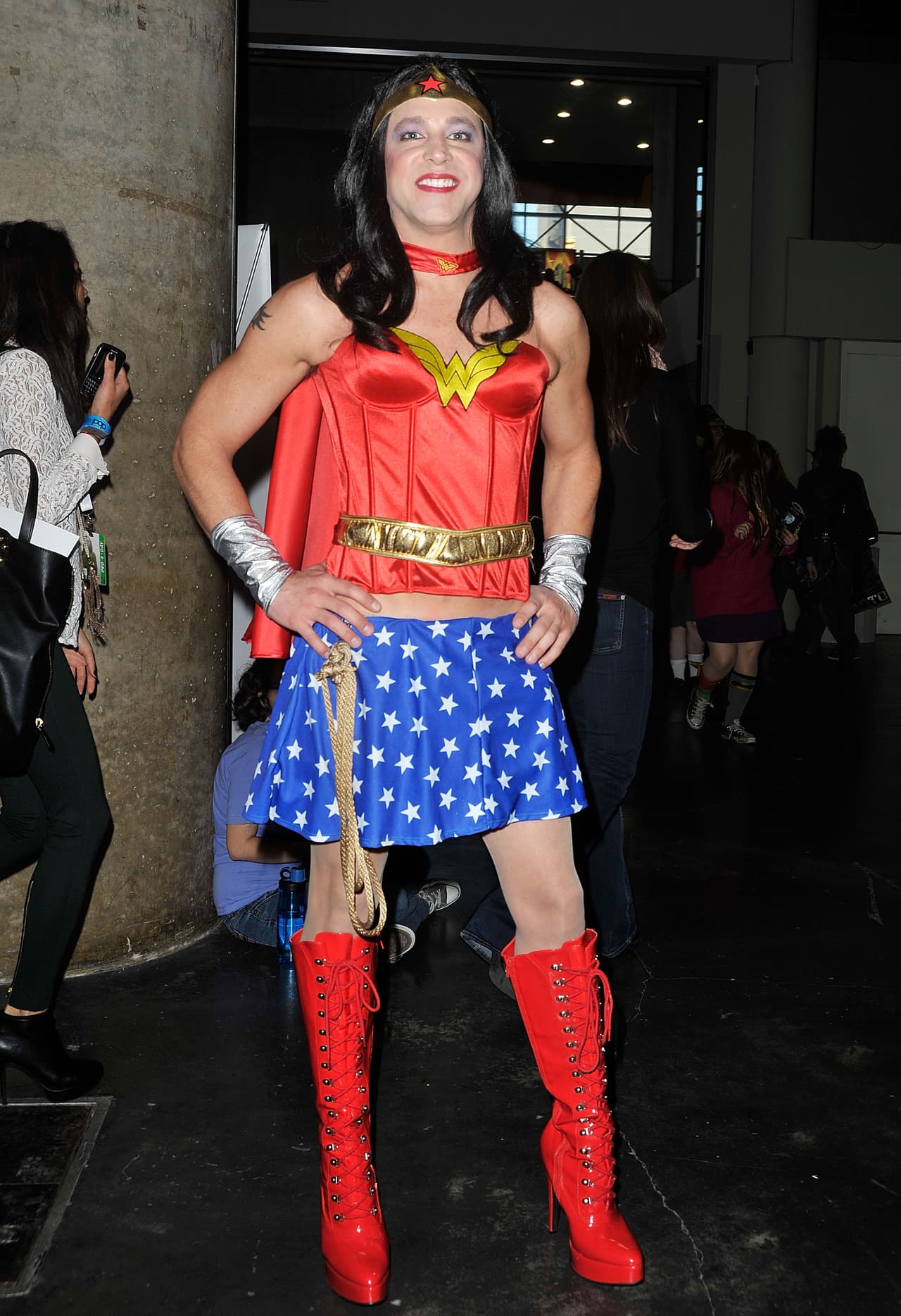 <b>Wonder Woman</b>
<br>Este legendario personaje no necesita mucha introducción. Recientemente, su nombre ha estado en boca de todos después de que Greg Rucka, uno de los escritores del cómic, declarara que
<b><a href="http://www.univision.com/estilo-de-vida/trending/wonder-woman-si-es-bisexual"> la heroína es bisexual</a></b> y la ONU la hiciera 
<b><a href="http://www.univision.com/estilo-de-vida/identidad-de-genero/era-la-mujer-maravilla-la-mejor-opcion-como-embajadora-de-la-onu">su embajadora.</a></b>
<br>
<br>
<b>Algunos básicos para el disfraz:</b> Botas rojas, falda azul con estrellas, una tiara, corset rojo, un látigo. 
<br>
<br>
<b>De venta en:</b>
<br>
<b><a href="https://www.spirithalloween.com/thumbnail/pc/1382/c/3810/1441.uts">Spirit Halloween</a></b>, $25 dólares en adelante