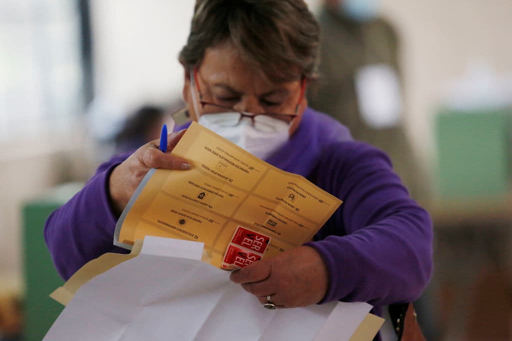 La primera Constitución "igualitaria" para eliminar la que dejó la dictadura: Chile elige asamblea constituyente