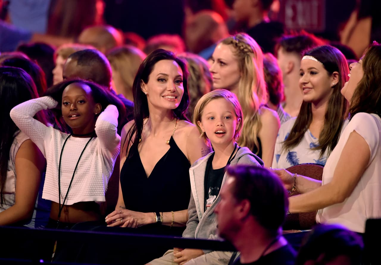 Zahara Marley Jolie-Pitt, Angelina Jolie y Shiloh Nouvel Jolie-Pitt en la 28 entrega de los Kid's Choice Awards de Nickelodeon en marzo de 2015.