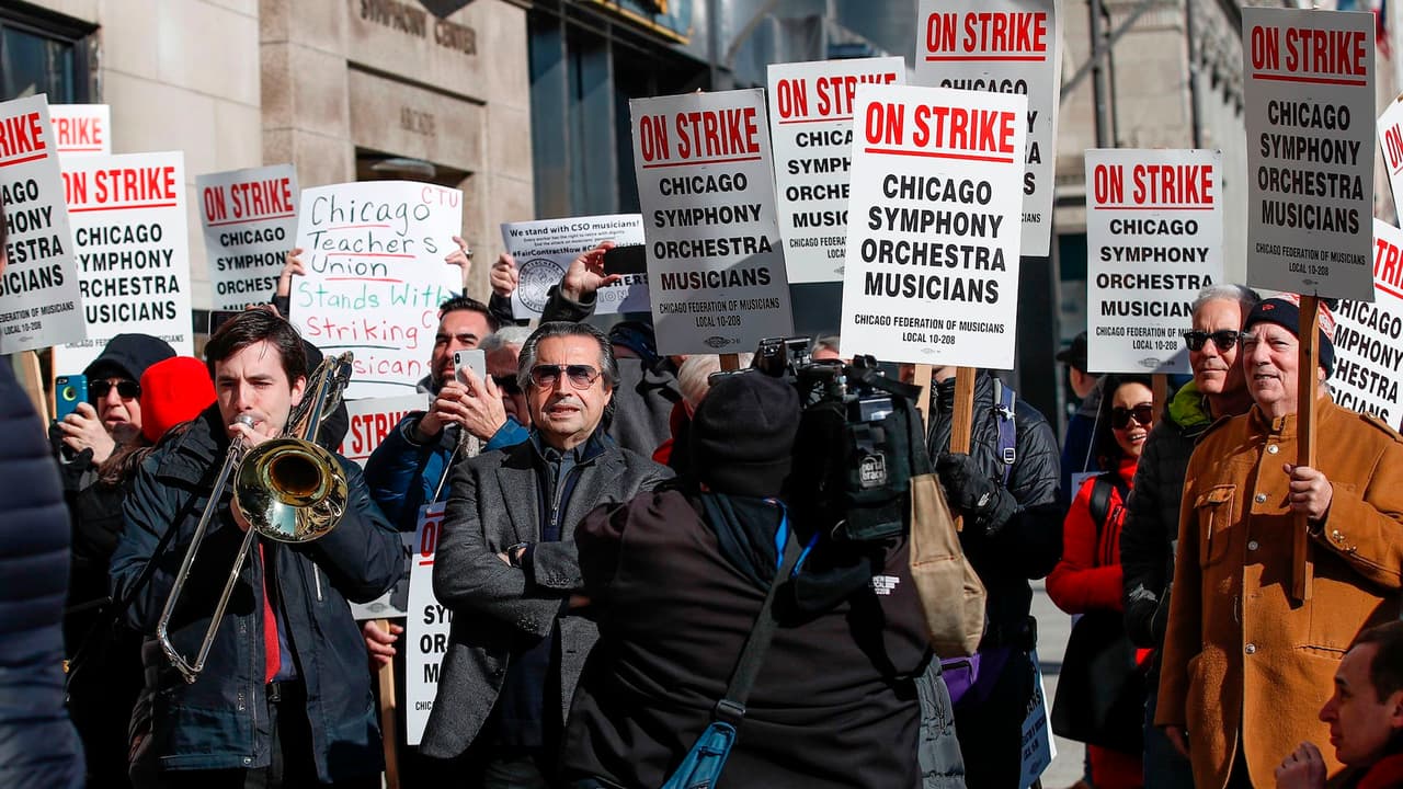 Miembros de Orquesta Sinfónica de Chicago protestan porque su compañía les pide que bajen salarios generales y beneficios a pesar de que los ingresos por ventas y donaciones han aumentado.