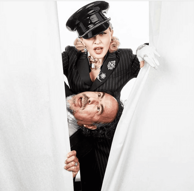 El también laureado director mexicano Alejandro González Iñárritu se disfrutó el evento y hasta posó con la misma Madonna.