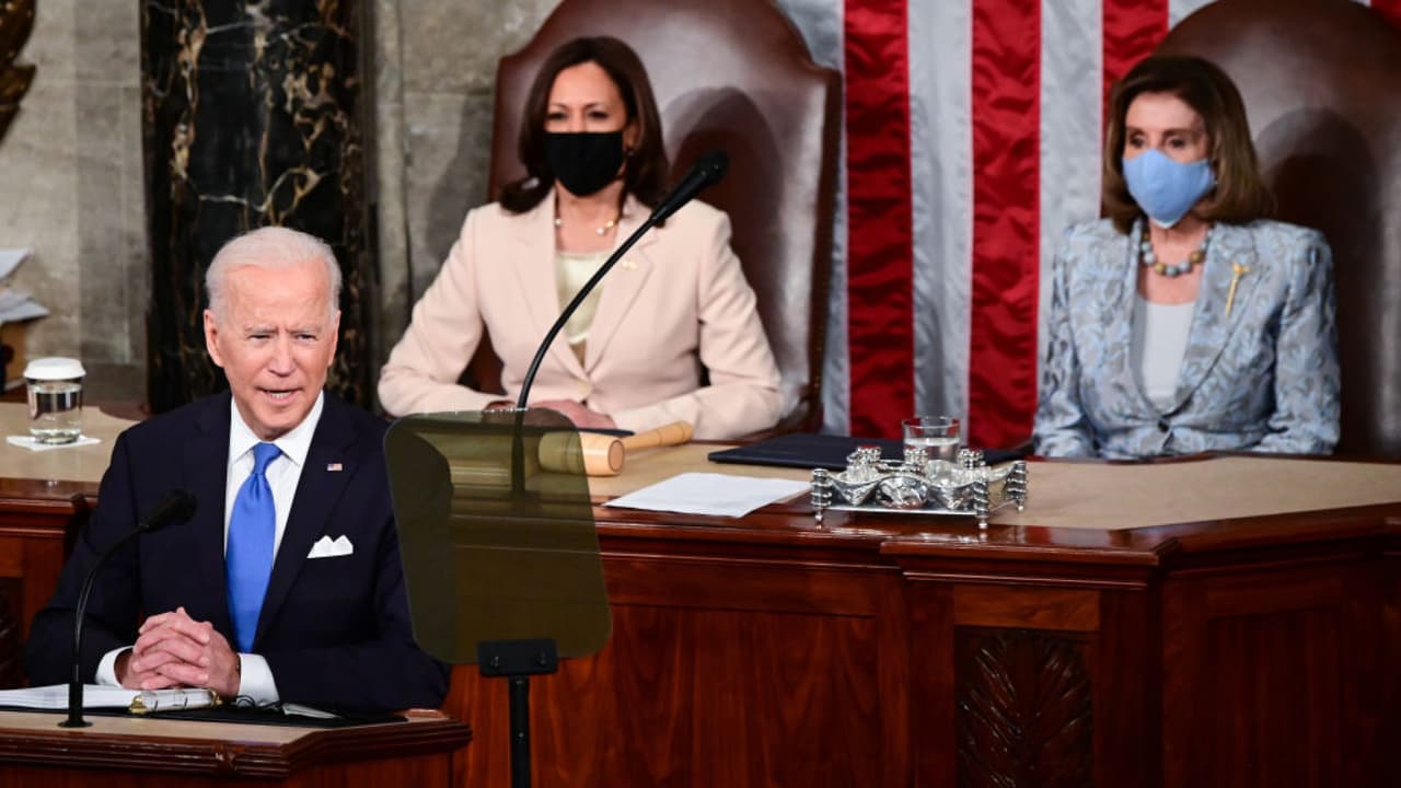 El presidente Joe Biden empezó su discurso ante el Congreso de Estados Unidos presentando los resultados de su administración en la lucha contra el coronavirus. "Después de que prometí 100 millones de vacunas contra el covid-19 en 100 días, habremos suministrado más de 220 millones de dosis en 100 días", dijo el mandatario. 
<b><a href="https://www.univision.com/noticias/politica/primer-discurso-biden-frente-al-congreso-100-dias-de-gobierno" target="_blank">Más información aquí</a></b>.