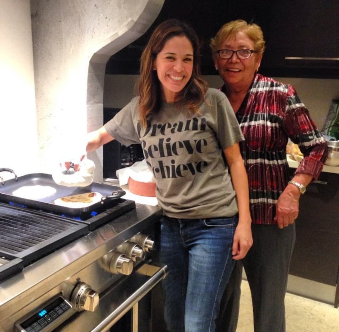 En esta fotografía aparece con una de sus tías de Chihuahua, México, quien le enseñó a hacer tortillas de harina “estilo abuelita”.
<br>