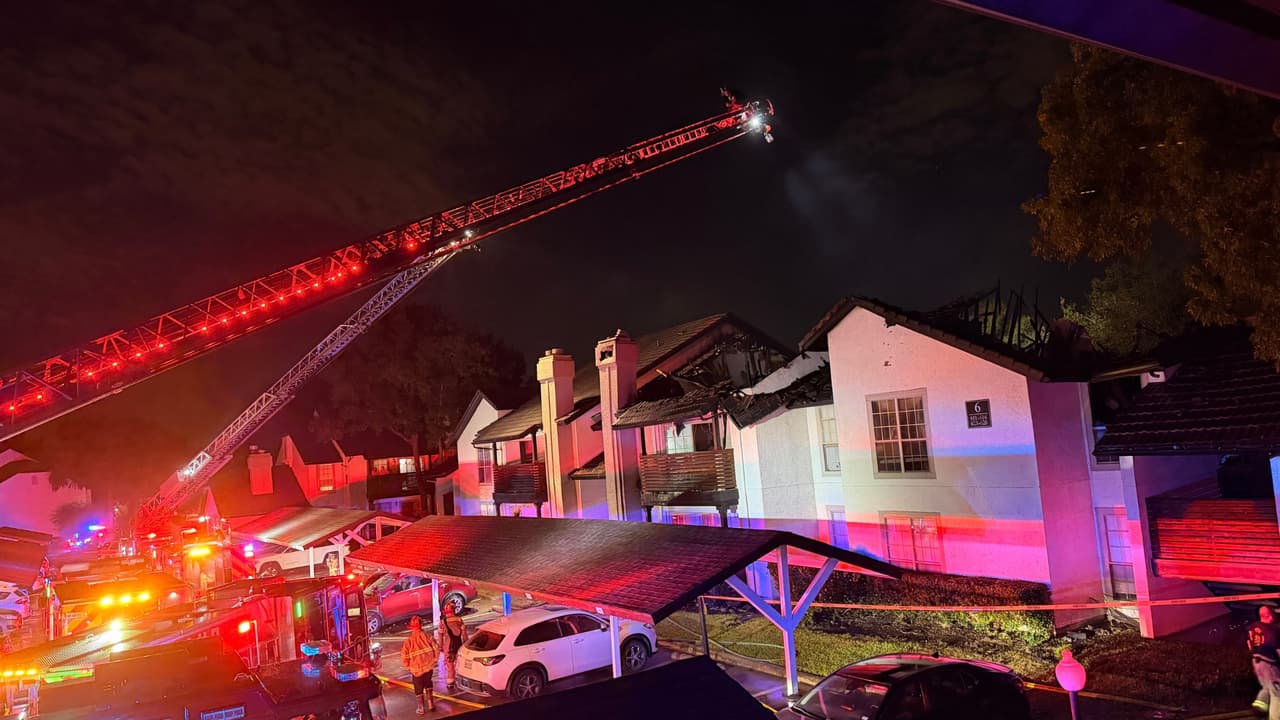 <h3 class="cms-H3-H3">El incendio deja a varias familias desplazadas</h3> El incendio
<b>afectó entre 10 y 12 apartamentos,</b> según el Departamento de Bomberos de Plano.
<br>La Cruz Roja Americana y la administración del complejo acudieron al lugar
<b>para ayudar a los residentes que tuvieron que salir de sus viviendas.</b>
<br>Por ahora,
<b>se desconoce cuántas personas necesitarán alojamiento temporal </b>y cuándo podrán regresar a sus apartamentos.
<br>
<br>
<i>Si te encuentras en una situación de emergencia y necesitas ayuda inmediata, llama al 911.</i>