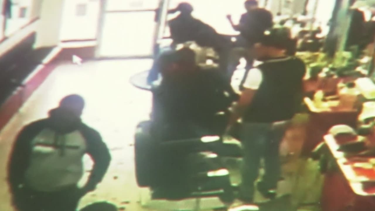 Cliente intenta asaltar una barbería y termina amarrado con cables eléctricos a una silla