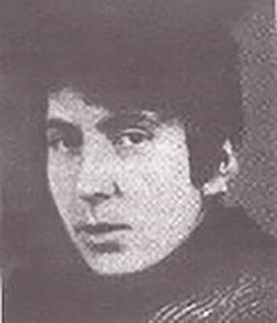 <b>Llegó la hora: Carolina Muzzilli (1889-1917), Argentina</b>
<br>Esta hija de obreros italianos dedicó su vida a luchar por los derechos de los trabajadores y mejorar sus condiciones en las fábricas. La industria de Argentina estaba en desarrollo por la abundancia de mano de obra, y 
<a href="http://www.pts.org.ar/En-1889-nacia-Carolina-Muzzilli">figuras como Muzzilli fueron esenciales en la protección de los empleados</a>. Lideró manifestaciones y mitines, y dejó frases como esta: "Llegó la hora de que la mujer argentina reconozca que no es inferior al varón, e que incluso si tiene una misión diferente, se le deben restaurar sus derechos civiles y naturales".
<br> 
<br>