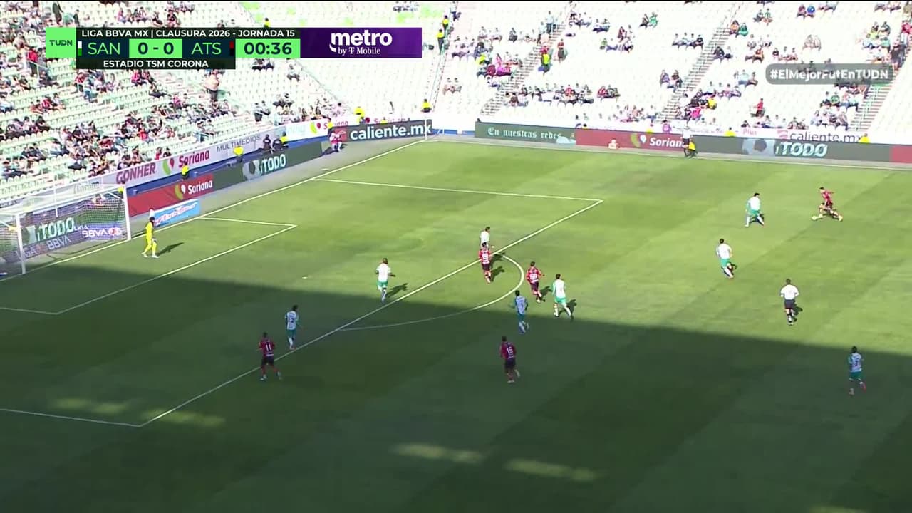 Arranca el partido y la pelota está en juego.