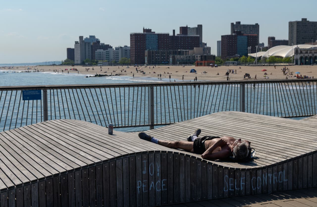 Los sitios de vacunación móvil estarán disponibles en los siguientes lugares:
<br>
<br>
<b>Coney Island</b>