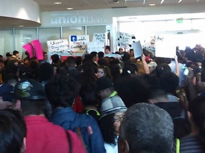 Conferencia sobre diversidad termina en enfrentamientos en una universidad en Los Ángeles