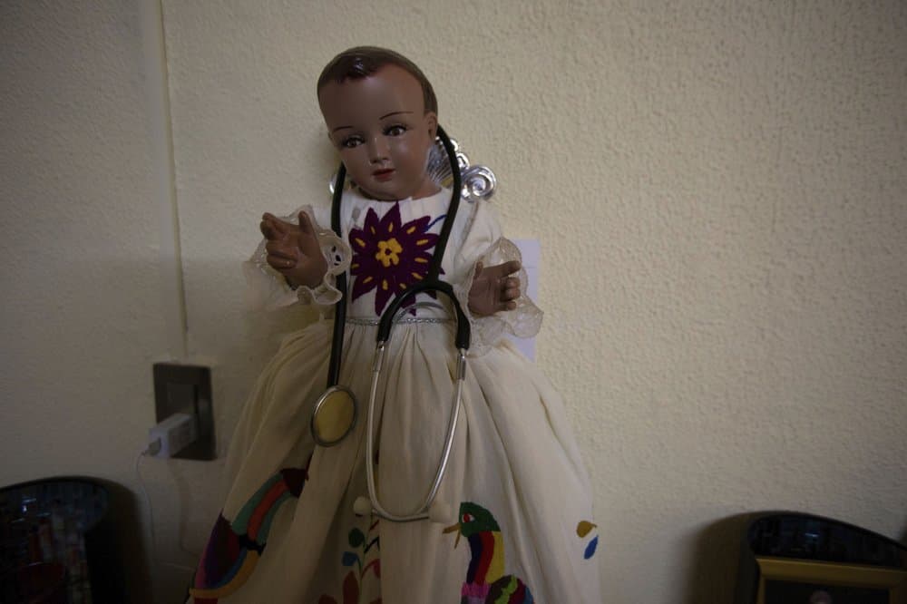 La vocación de Salas por ayudar a sus expacientes no surgió de la nada. Todavía recuerda cuánto lo ayudó, tras la muerte de su hermano de tres años, que el oncólogo que lo trataba tuviera palabras cariñosas para él y que, al saber que estudiaba medicina, le regalara el estetoscopio con el que revisó al 
<a href="https://www.univision.com/temas/menores-de-edad">pequeño</a> por última vez
<b>.</b> Ese mismo utensilio médico lo sigue manteniendo en el cuello de la estatua del Niño Jesús que tiene en su casa.