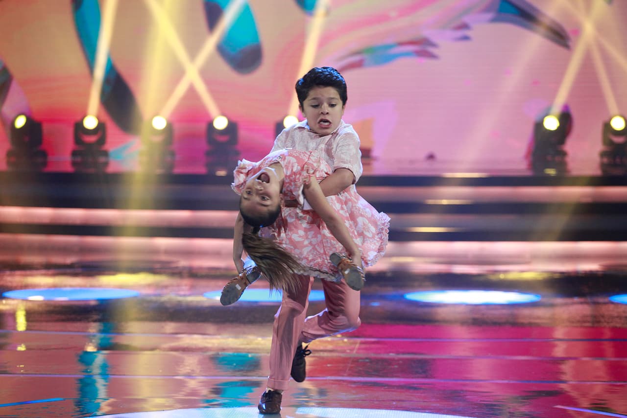 A continuación pasaron las parejas de baile de 'Sarilú y sus bombas' y 'Giovani y los sacachispas'. El duelo enfrentó dos ritmos muy diferentes: merengue contra contemporáneo.