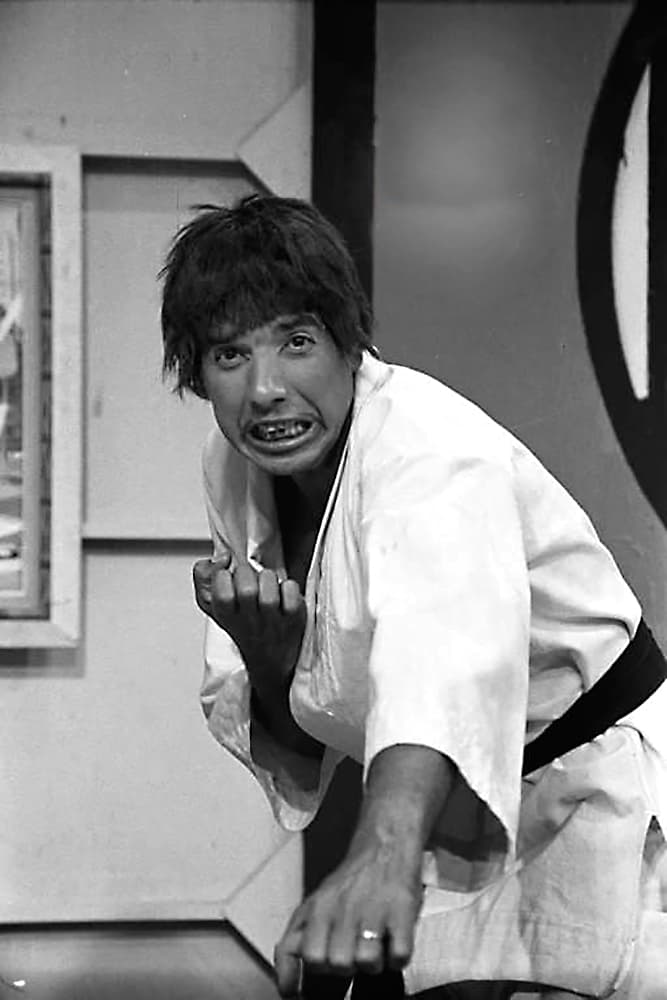 Falleció en 2016 a sus 82 años, después de haber pasado por graves problemas económicos a causa de un accidente de tránsito que dejó muy lesionada a su esposa. 
<br>