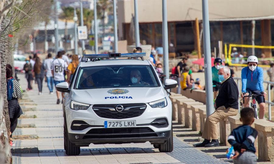 Acusan de lesiones a un hombre que tosió intencionalmente y provocó 22 contagios
