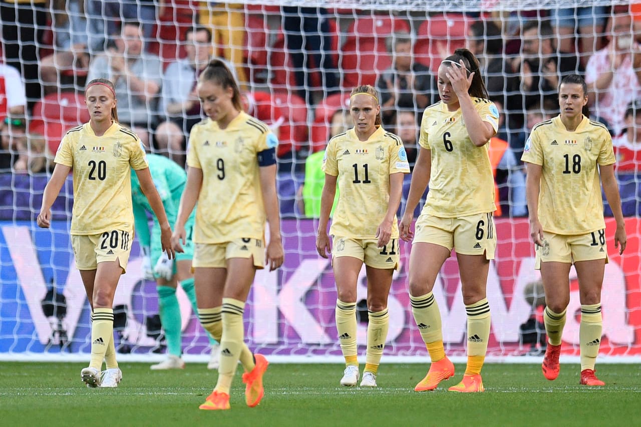 .Bélgica terminó jugando con 10 jugadoras debido a que apunto de que terminar el juego existió una mano que se convirtió en penalti.
<br>