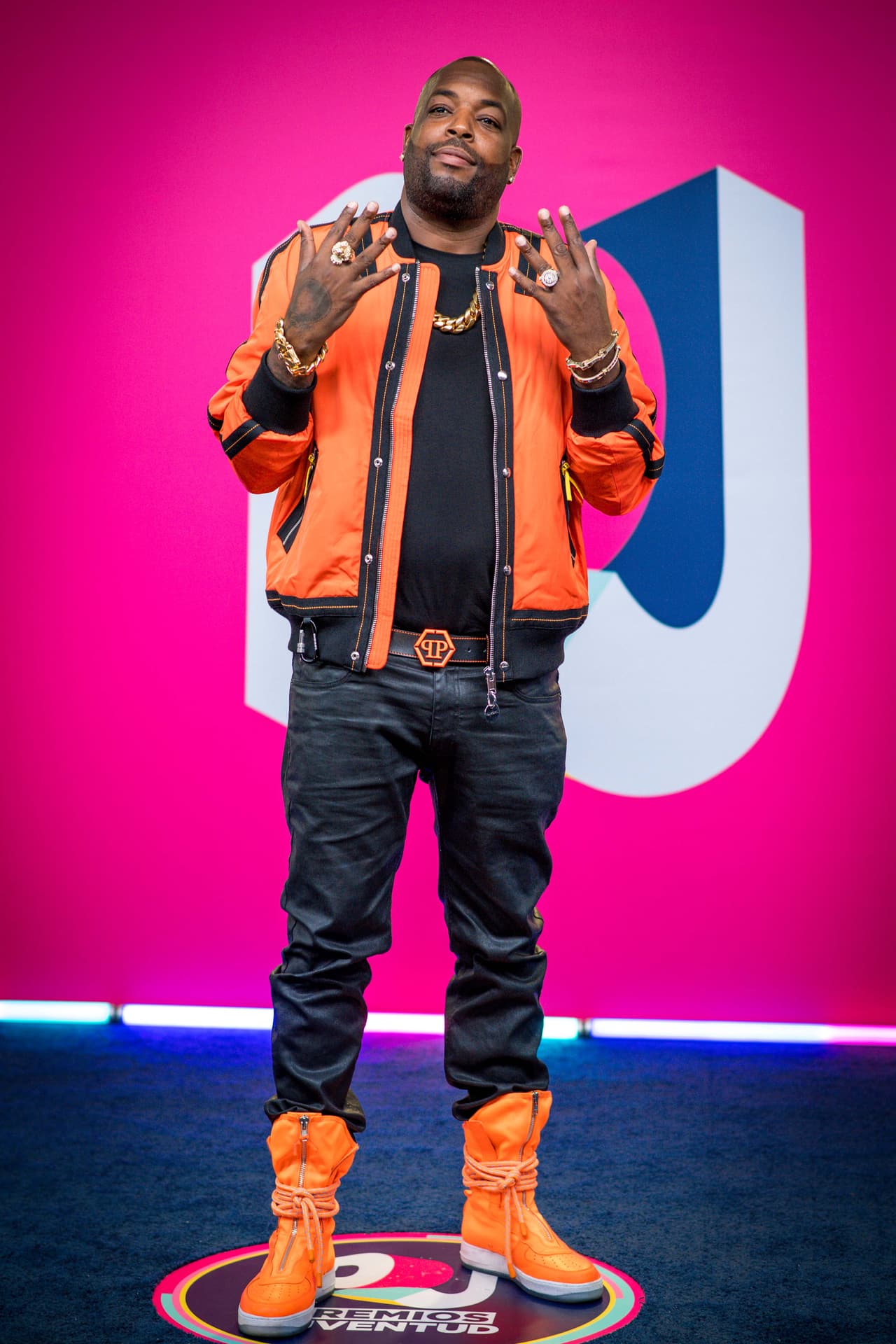 Otro de los que se robaron las miradas con su atuendo al llegar a Premios Juventud 2018 fue El Micha.