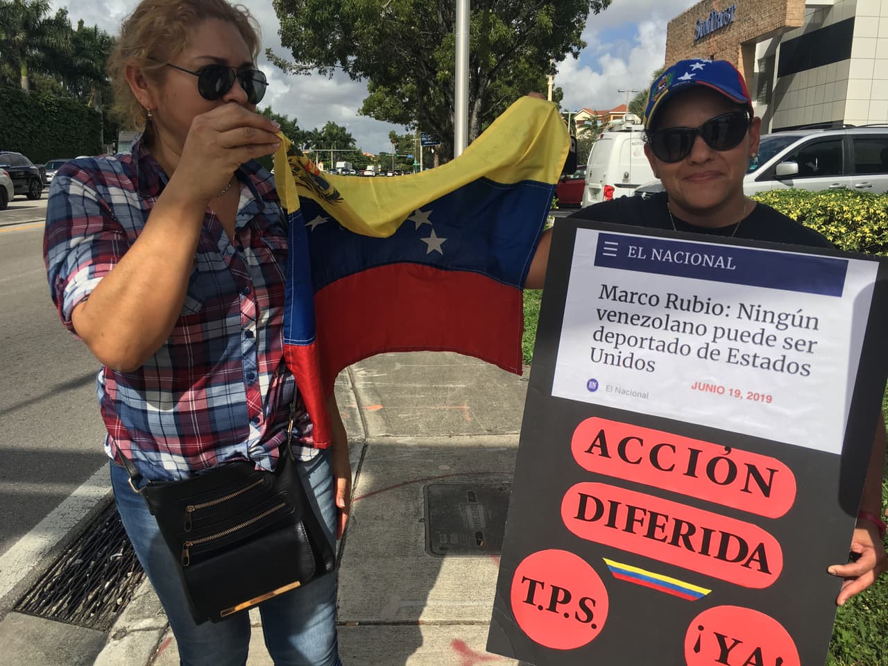 Explican que las autoridades dijeron que los dejaron detenidos, porque “no cumplen con requisitos para ingresar, hay riesgo de fuga y son un peligro para la comunidad”.