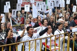 La indignación sobre el concierto se debe a la tensión política y social por la que atraviesa México. Casos como 'La Casa Blanca' del Presidente o la desaparición de los estudiantes de Ayotzinapa tienen a la población en un ambiente de descontento contra el gobierno.