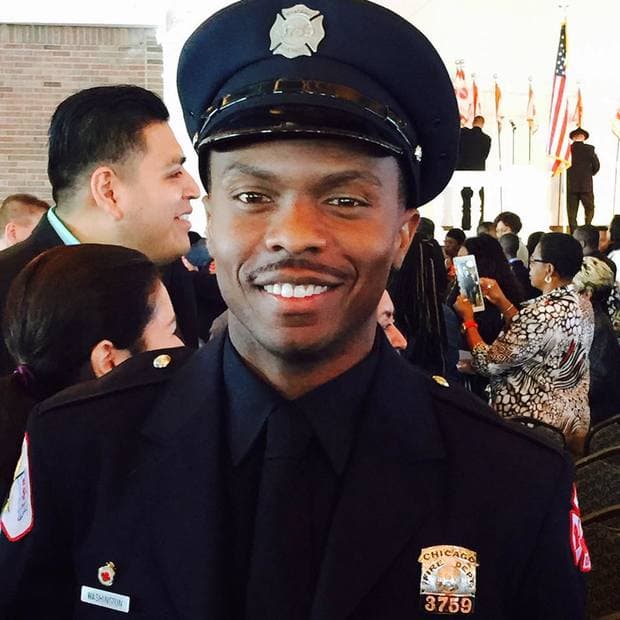 Bombero de Chicago lanza campaña para juntar botellas de agua para Flint