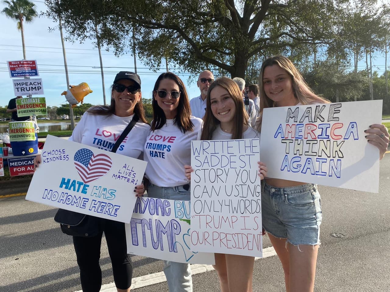 Adentro el evento estará repleto de los seguidores del presidente, pero desde comienzos de la tarde se veían en las afueras personas que están en contra de las políticas del presidente.