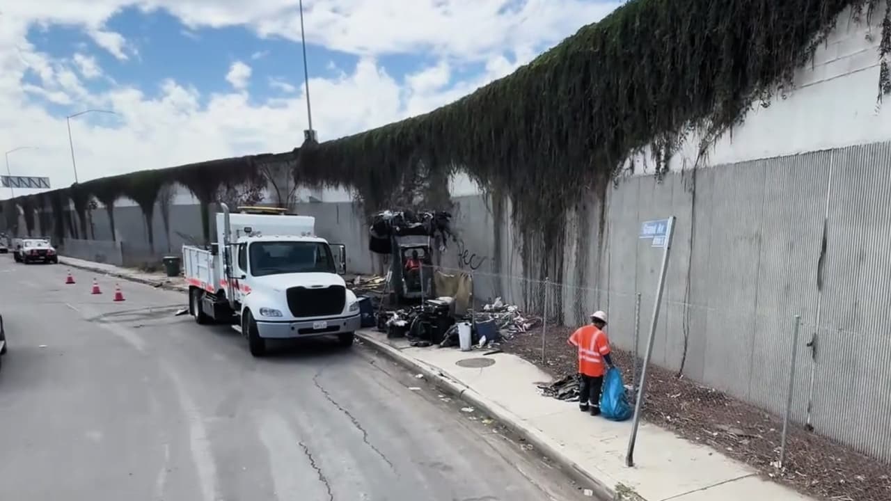 Este martes 23 de septiembre, funcionarios de la alcaldía de Los Ángeles y varias agencias locales arribaron a un campamento de personas sin hogar, al sur de la ciudad, en donde realizaron una jornada de limpieza al espacio público y de reubicación para más de 30 indigentes.