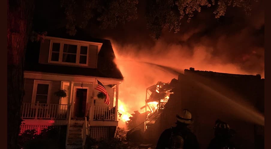 Un bombero resulta herido en masivo incendio al noroeste de Chicago