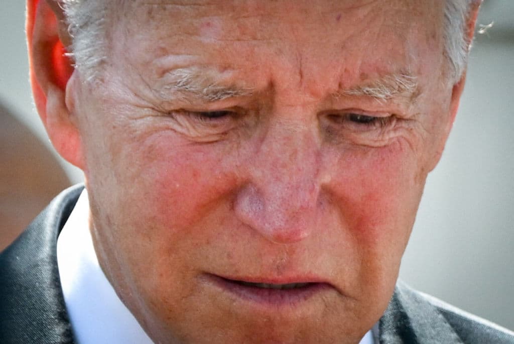 Biden, compungido, visita un monumento fuera de la Escuela Primaria Robb en Uvalde. Se trata de la segunda visita a una ciudad abatida por un tiroteo masivo en apenas días. 
<a href="https://www.univision.com/noticias/estados-unidos/gran-reemplazo-atacante-de-buffalo-masacre">Biden visitó Buffalo, NY, días atrás, luego de que un atacante con motivaciones racistas matara a tiros a 10 personas. </a>