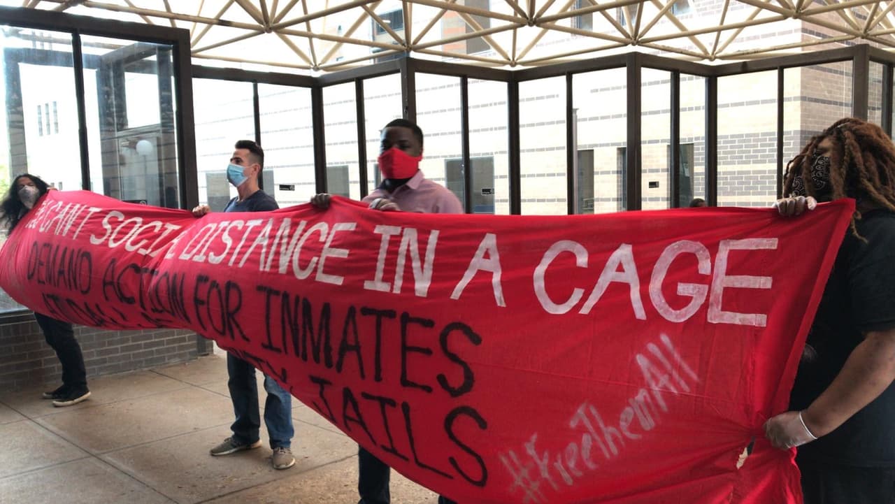 Dallas: Manifestantes piden la liberación de presos para evitar más contagios de coronavirus