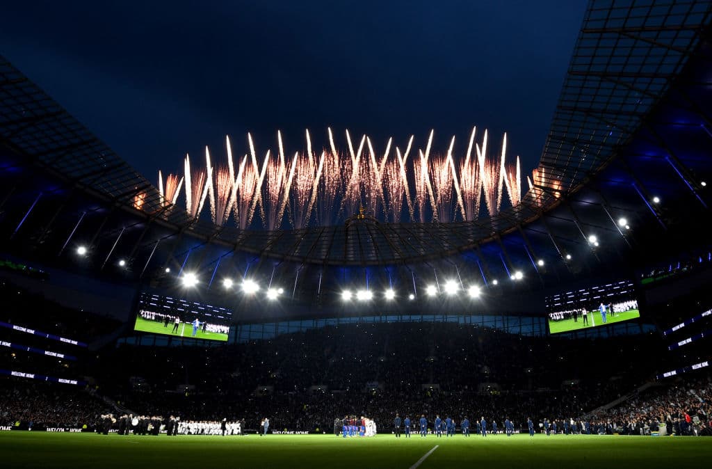 Este es el momento en el que se lanzaron los fuegos artificiales para coronar la ceremonia inauguaral del Tottenham Hotspur Stadium que probablemente muy pronto adquiera un nombre comercial, como la mayoría de los estadios estadounidenses.