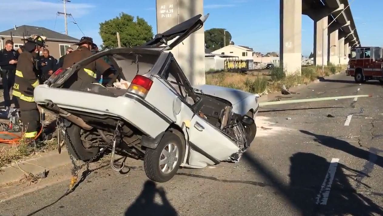 Conductor muere tras perder el control de su auto durante carrera clandestina en Oakland