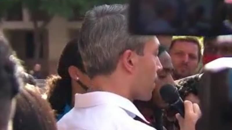 Ron Niremberg dirige un mensaje a los manifestantes contra el abuso policíaco