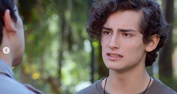 "Ya estoy seguro de quién soy, lo que quiero en mi vida", indica Aris entre lágrimas en una de las escenas más fuertes a nivel emocional de ‘Mi marido tiene más familia’, cuando habla con sus padres sobre haber encontrado su identidad, algo que va más allá de su orientación sexual y la diferencia de opiniones con su papá.