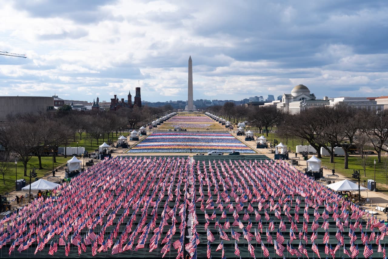“El campo de Banderas”, así fue llamada esta instalación artística por los organizadores de la ceremonia. Cubre el National Mall desde la tercera calle hasta la trigésima, en el centro de Washington, D.C. 
<a href="https://www.univision.com/noticias/politica/ya-han-salido-las-fotos-oficiales-de-la-toma-de-posesion-de-trump-y-a-el-no-le-van-a-gustar"><u>Vea aquí las fotografías interactivas que comparan la cantidad de público en este espacio durante las ceremonias inaugurales de Donald Trump y Barack Obama</u></a>
<br>
