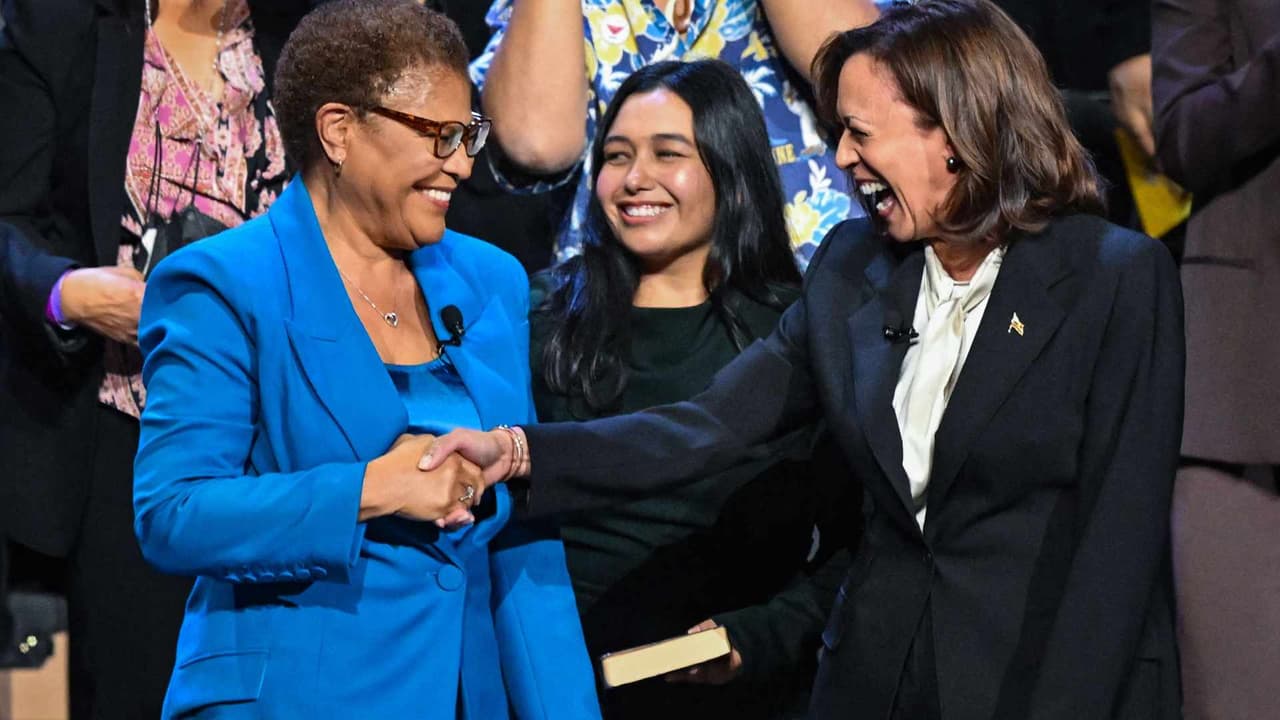 Bass apoya a Harris tras la renuncia de Biden a la candidatura por la reelección: “Lidera con fuerza”