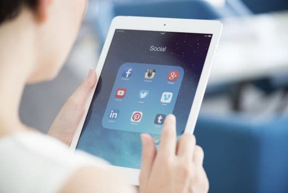 No sólo porque leemos noticias online, sino también porque nos enteramos lo que sucede en Twitter o Facebook. ¿Te imaginas tener que esperar hasta la mañana siguiente para saber qué pasó?