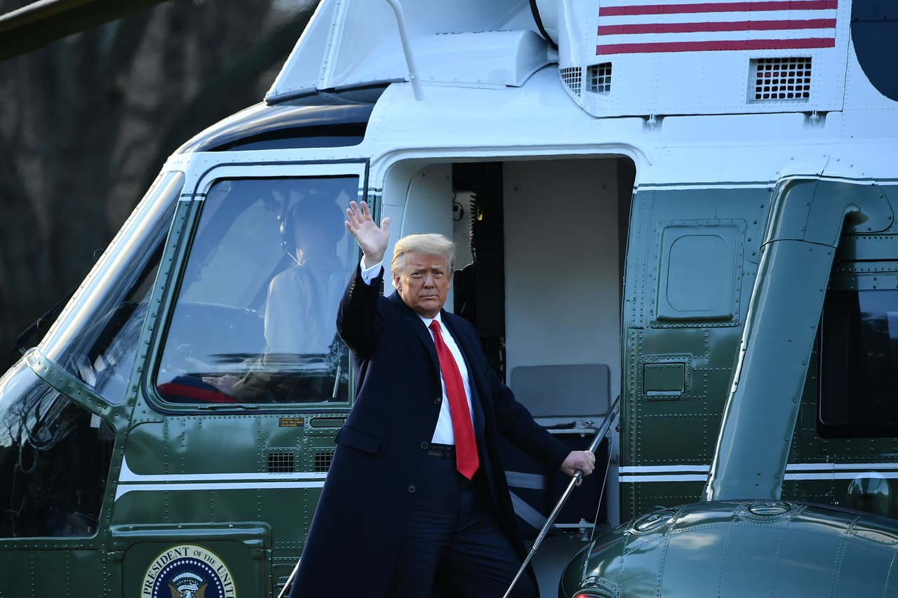 <b>La despedida en el Jardín de la Casa Blanca. </b>Cerca de las 8:20 de la mañana del 20 de enero, Trump tuvo un pequeño evento de despedida antes de tomar el helicóptero presidencial que lo llevaría al aeropuerto. De ahí volaría a su residencia Mar-a-lago en Florida. Fue la última vez que se vio en público a Donald Trump como presidente de Estados Unidos. Joe Biden es el nuevo presidente desde el mediodía.
