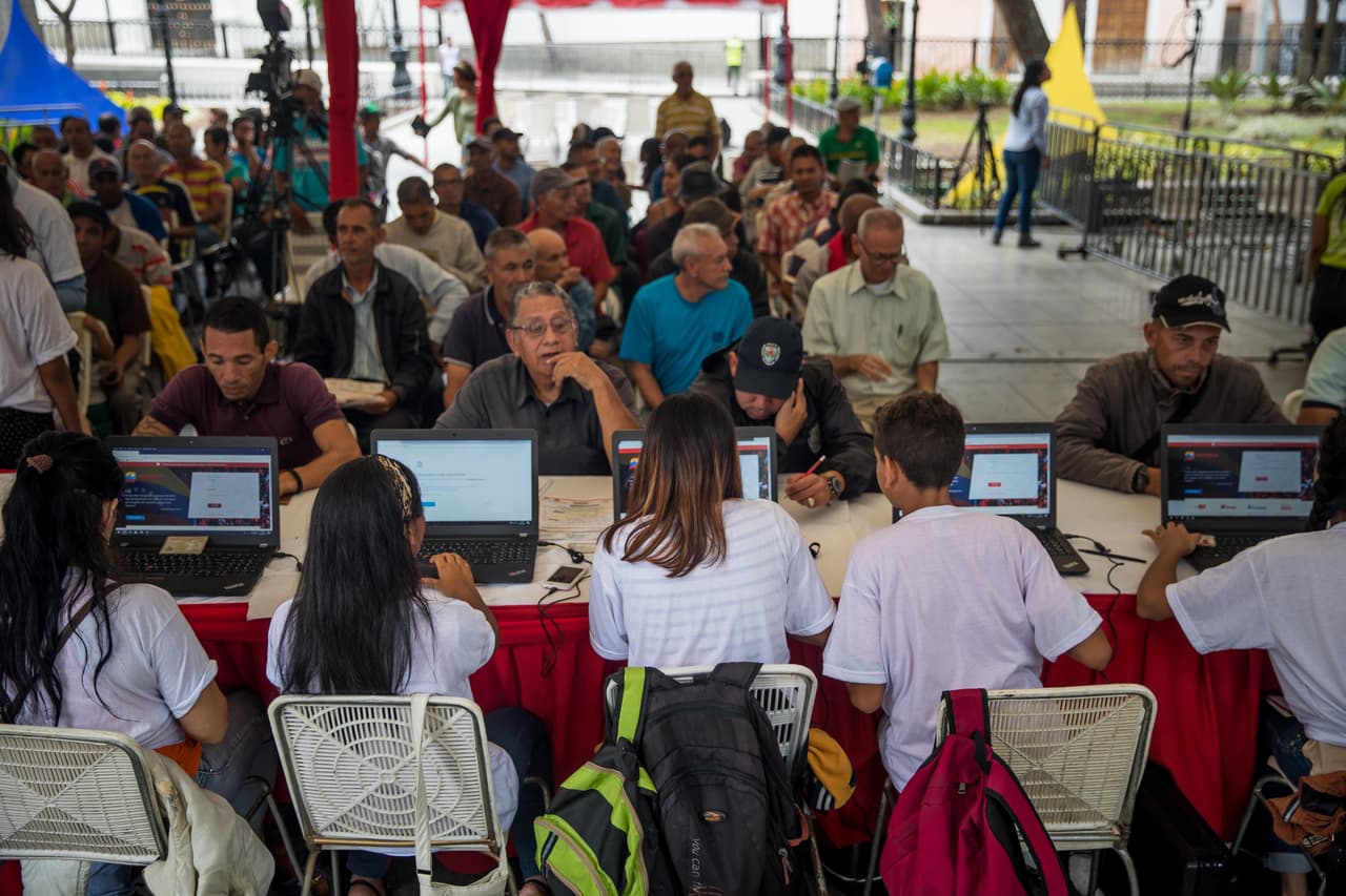 CAR32. CARACAS (VENEZUELA), 03/08/2018.- Conductores asisten a registrar sus vehículos en un censo convocado por el presidente Nicolás Maduro, hoy, viernes 3 de agosto de 2018, en Caracas (Venezuela). El Gobierno de Nicolás Maduro inició el pasado miércoles un censo de vehículos para controlar la venta de gasolina, y al cual los conductores pueden acceder a través del llamado carnet de la patria. EFE/Miguel Gutiérrez