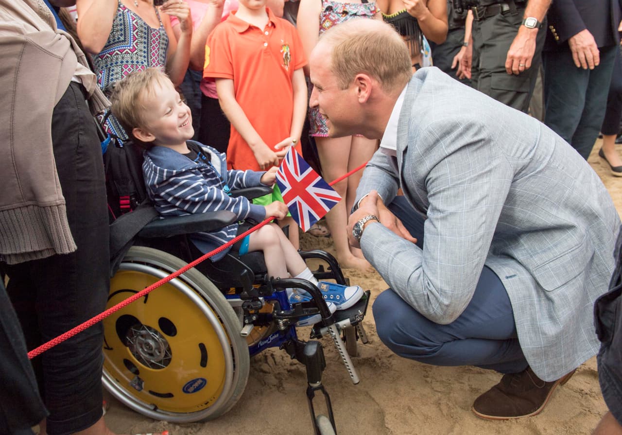Kate y William estuvieron platicando con varios chicos.
