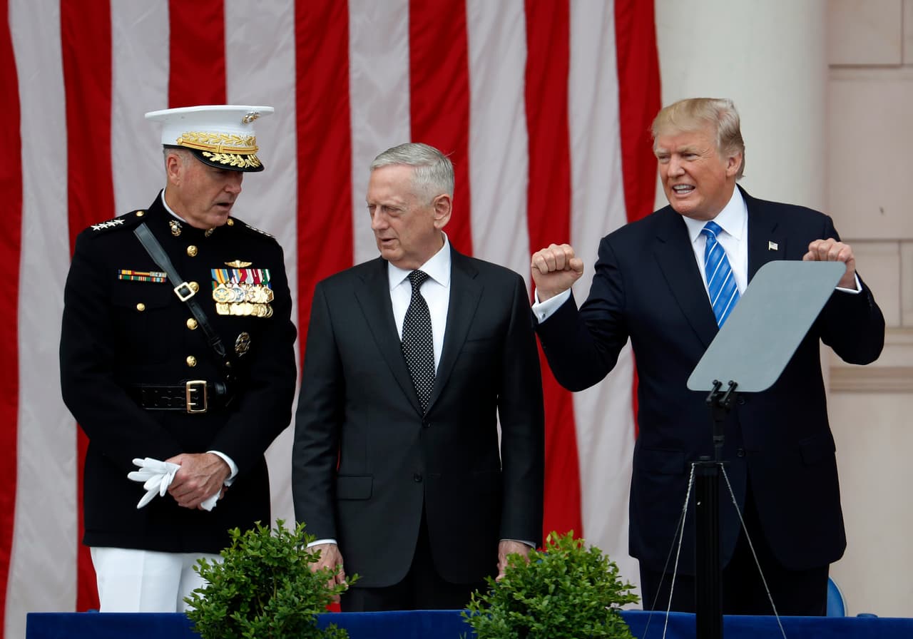 Trump, junto al General Joseph Dunford y el secretario de Defensa, James Mattis, hace un gesto en el evento de recordación en Arlington. (AP/Pablo Martinez Monsivais)