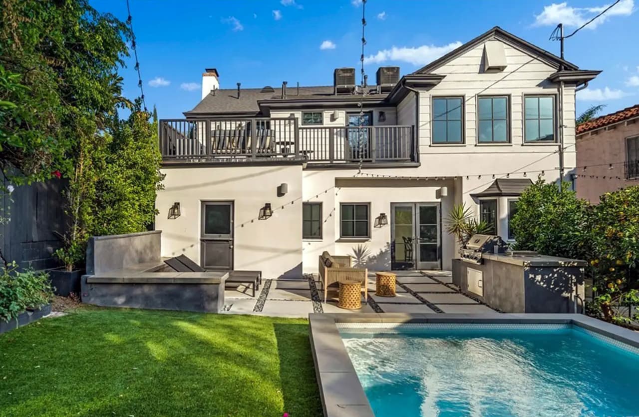 Goza de un cuarto de lavado y patio de grandes dimensiones.
<br>