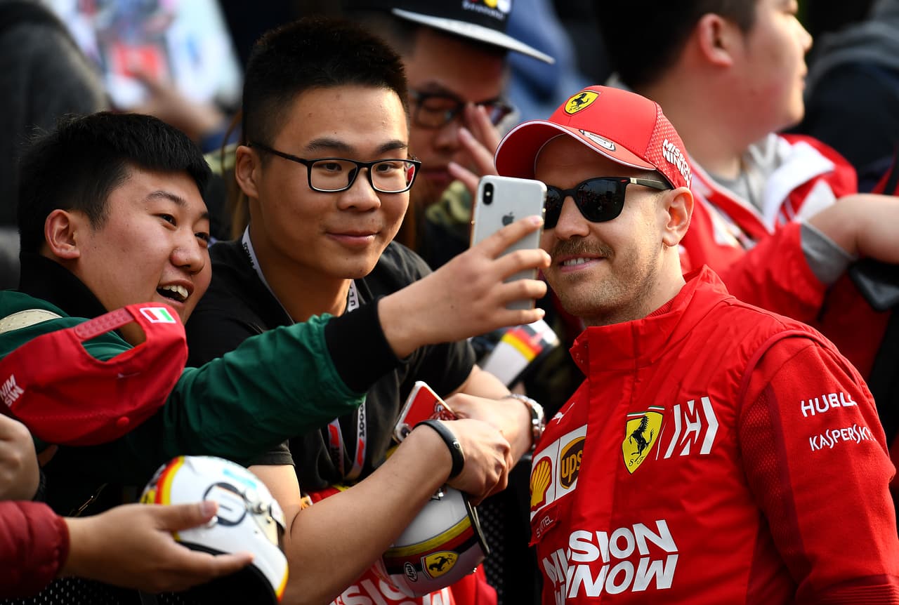 Aún así, el propio Vettel disfruta con los fanáticos su alegría, con muchas caras de felicidad y más sentimientos en la previa del Gran Premio de China.
