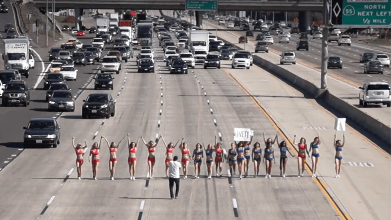 Un grupo de mujeres paraliza la autopista 405 en el sur de California