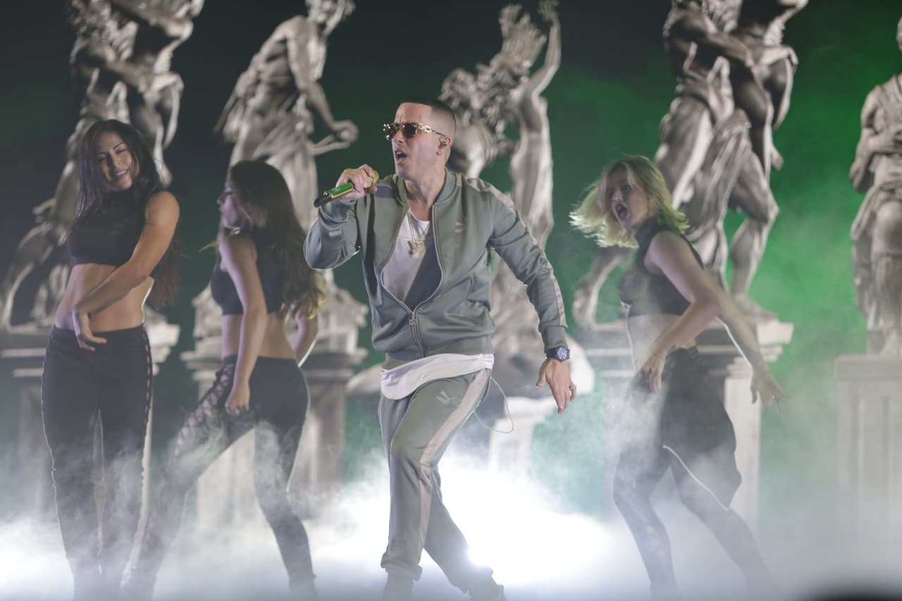 En los ensayos pudimos ver a Yandel con un grupo numeroso de bailarinas tras de él.